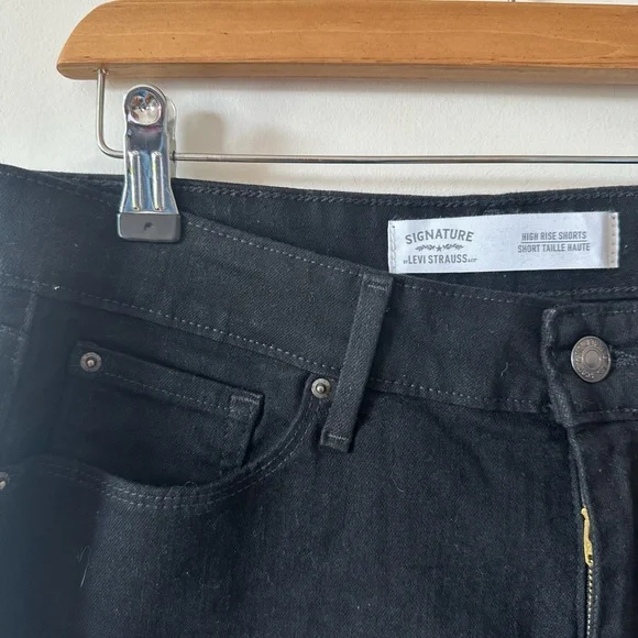 Levi's Signature High Rise Shorts - Picture 3 of 7